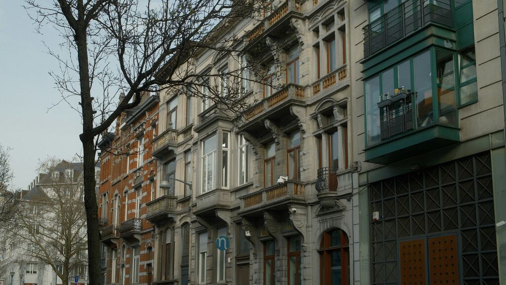 Façades bruxelloises en briques et en pierre, avec bow‑windows et balcons ouvragés.