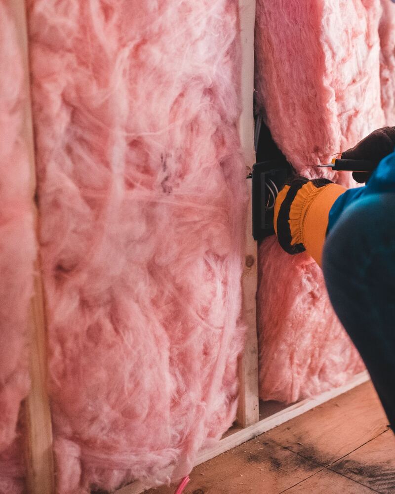 Panneaux de laine minérale utilisés pour l’isolation d’un mur.