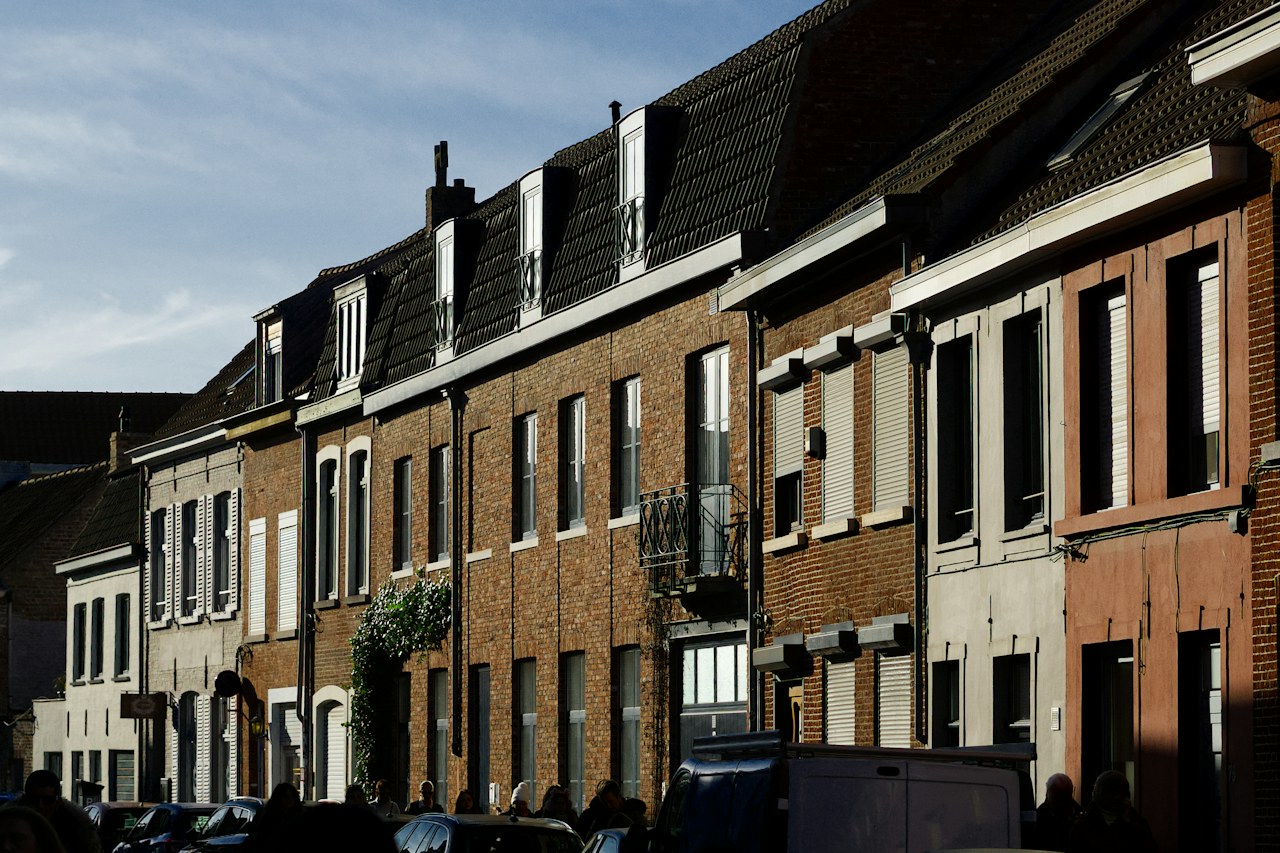 Rangée de maisons en briques avec lucarnes.