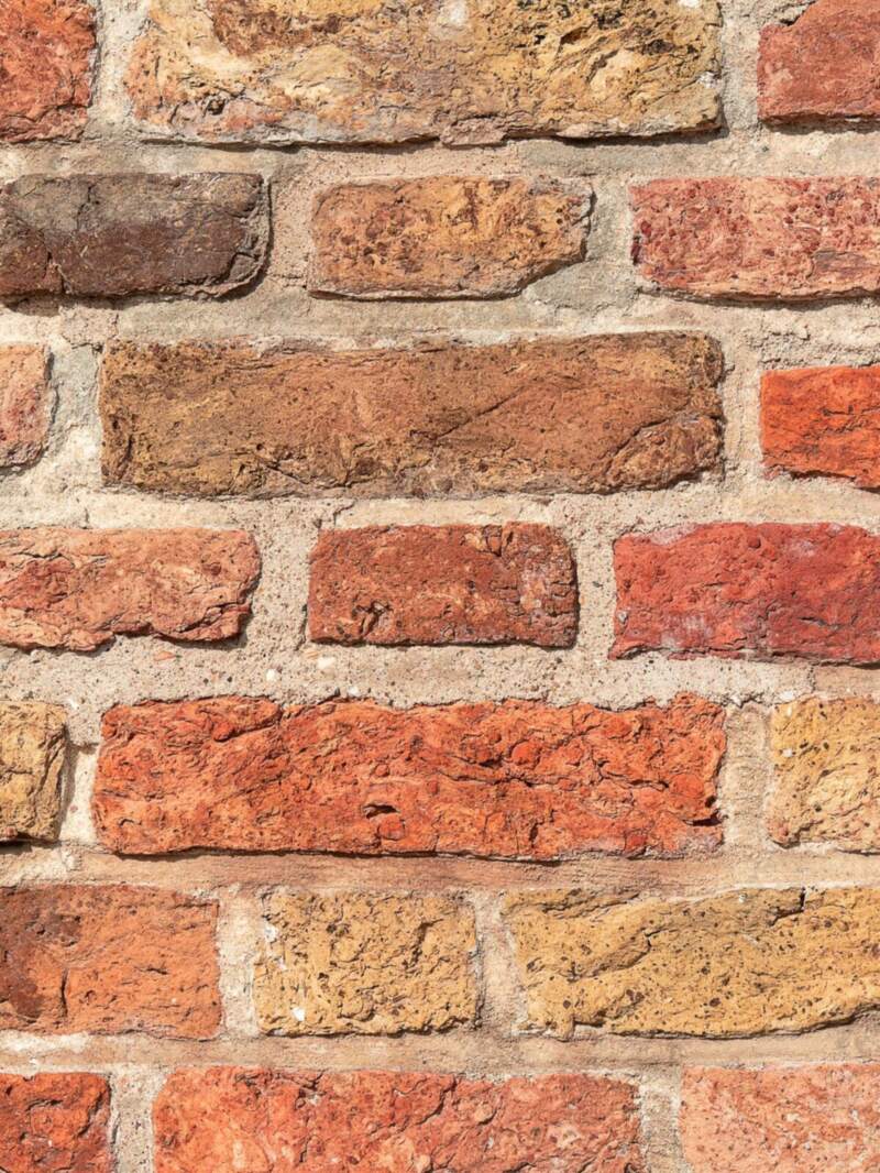 Mur en briques anciennes, gros plan sur les joints de mortier.
