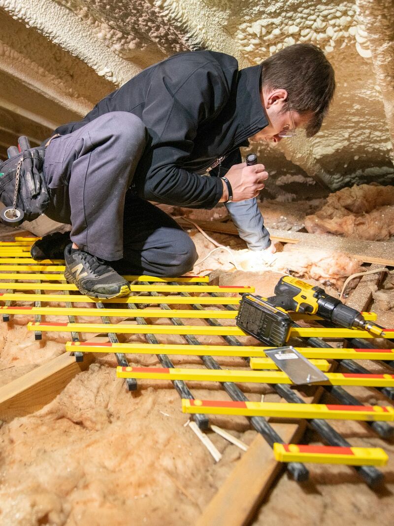 Isolant thermique posé entre les chevrons d’une toiture.